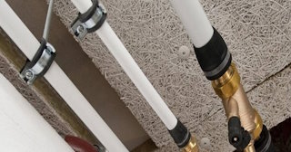 Замена труб водоснабжения в квартире: цена от 2090 руб. - СантехДомОзр